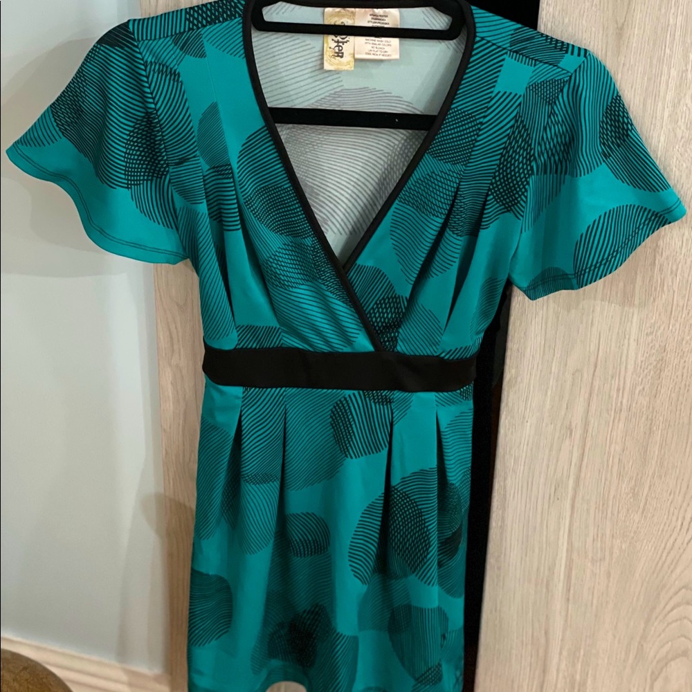 Cute flowy top with tied bow in back